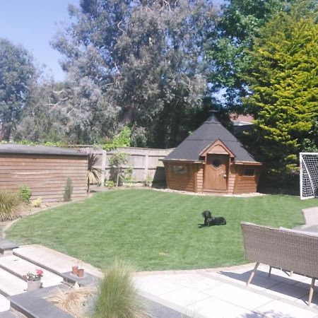 Beach House, With Bbq Lodge And Hot Tub! Борнмут Екстер'єр фото